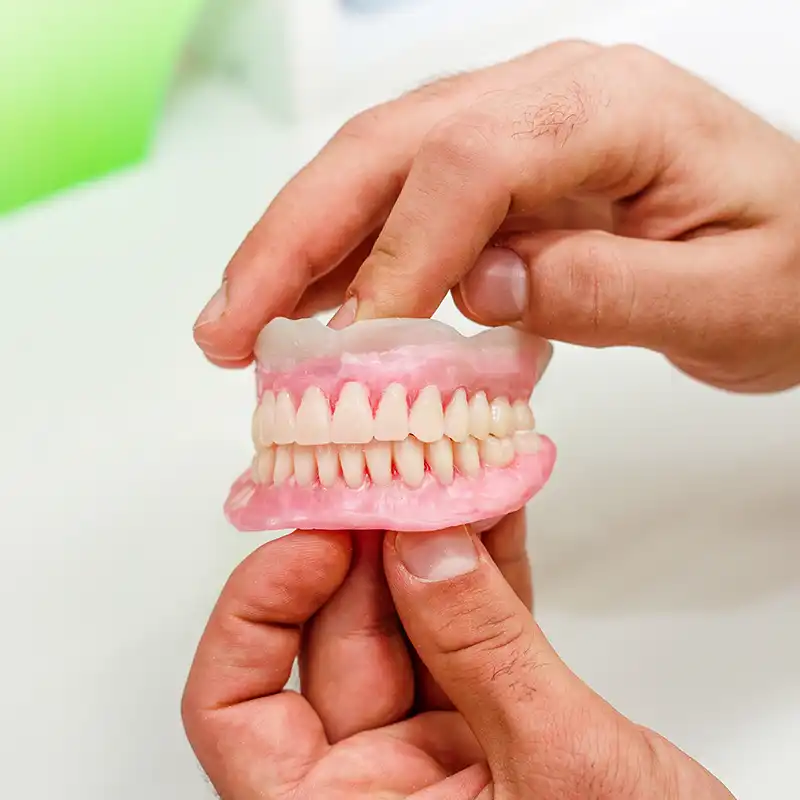 protesi dentale fissa o mobile